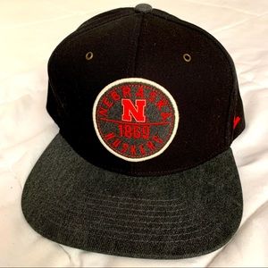Mens One Size Nebraska Huskers SnapBack Hat Heather Grey Black Embroidered Logo